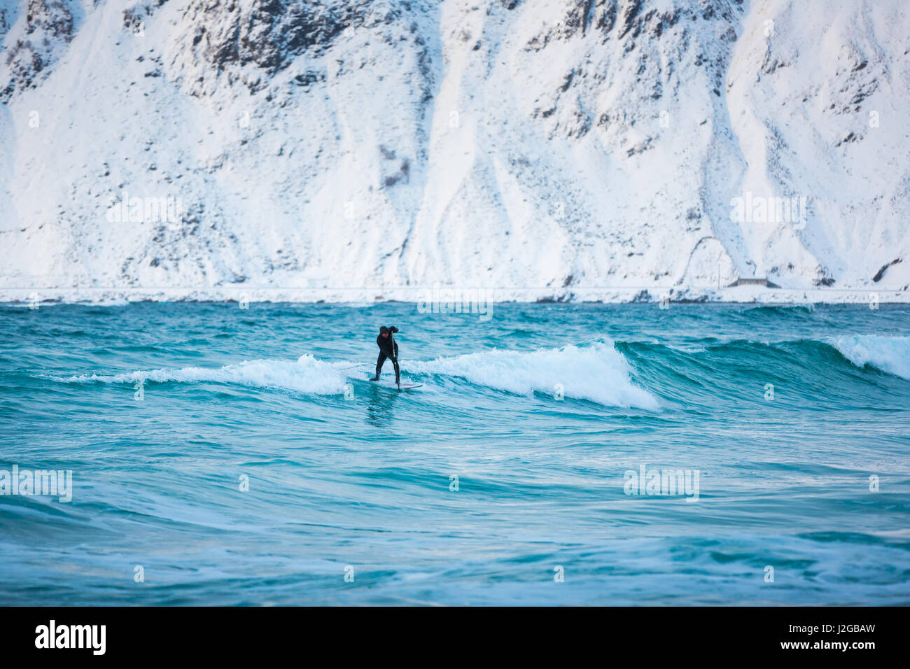 Flakstad, Norwegen - 18. März 2017: Surfer sind Training am Skagsanden Strand von den Lofoten-Inseln Stockfoto
