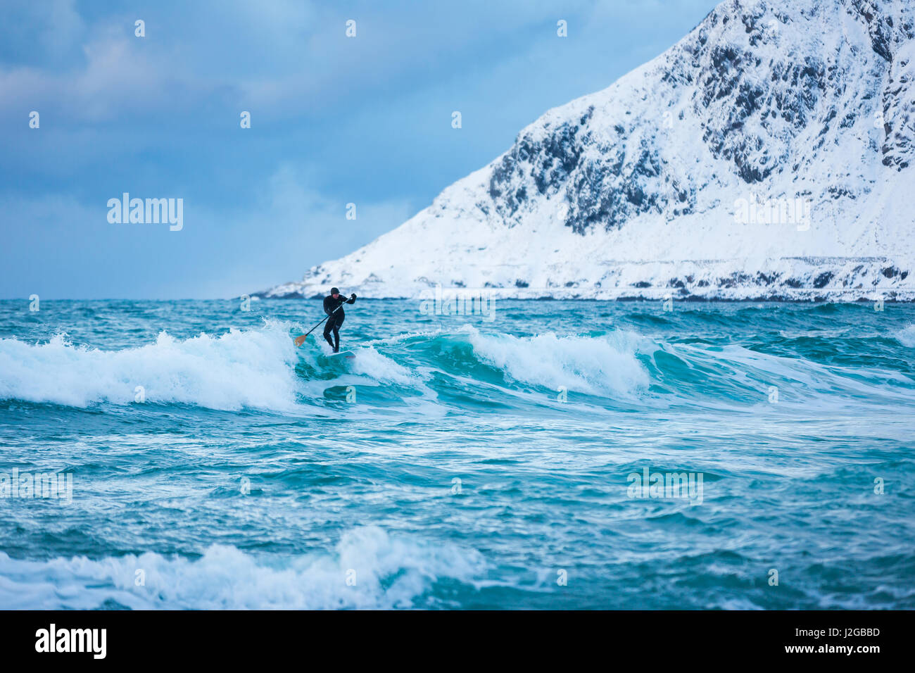 Flakstad, Norwegen - 18. März 2017: Surfer sind Training am Skagsanden Strand von den Lofoten-Inseln Stockfoto