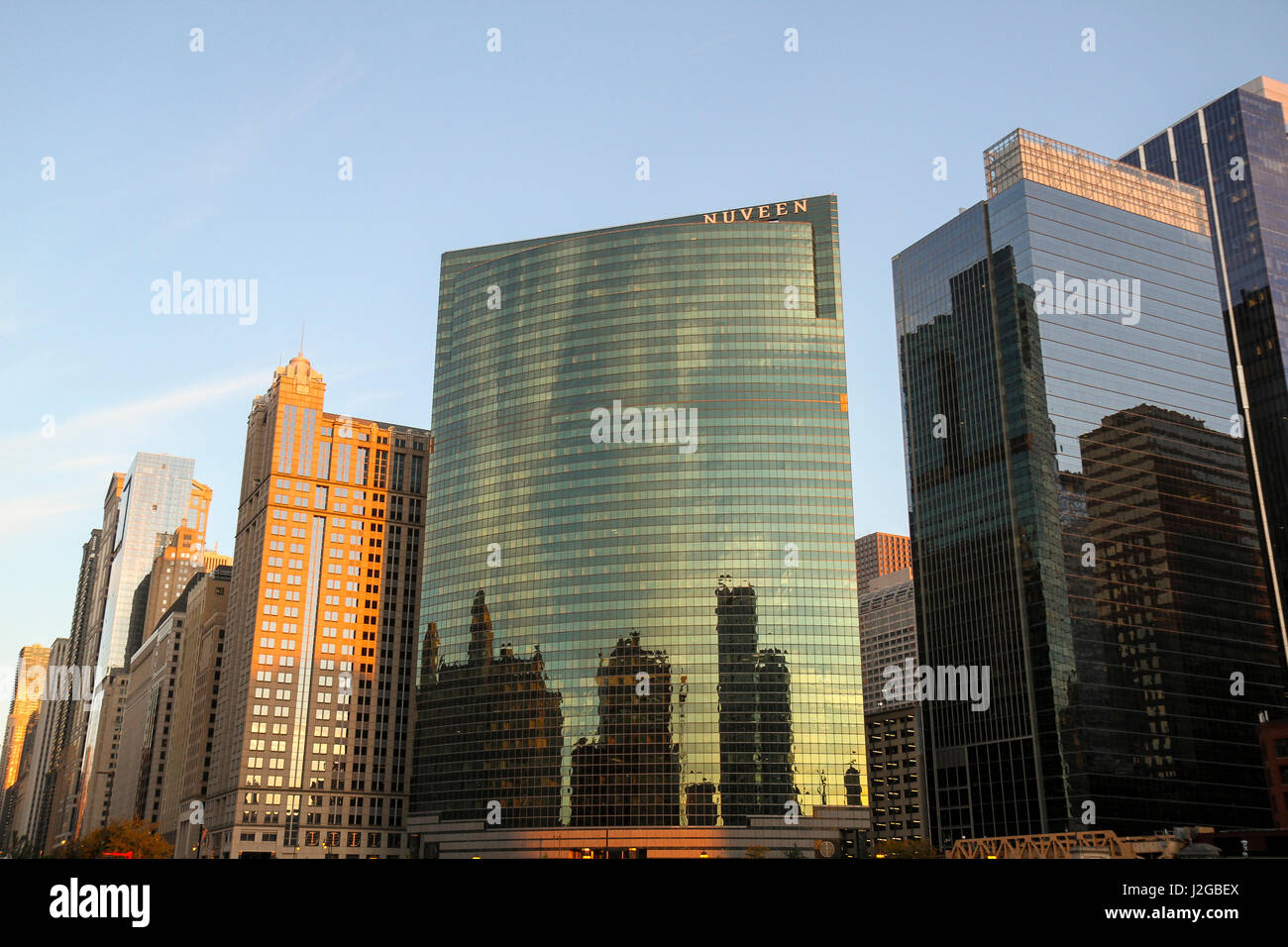 Wolkenkratzer, einschließlich 333 Wacker Drive, Chicago, Illinois, USA. Das Gebäude wurde von der Firma Kohn Pederson Fox Associates entworfen und im Jahr 1983 abgeschlossen. Stockfoto