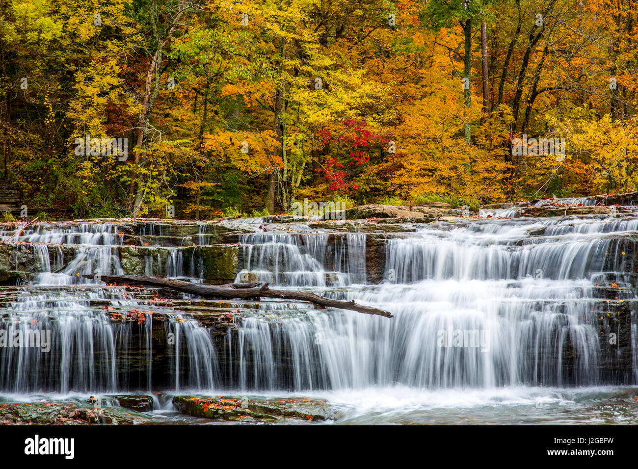 Upper Katarakt Falls am Mill Creek im Herbst Lieber State Recreation Area in der Nähe von Cloverdale, Indiana, USA Stockfoto