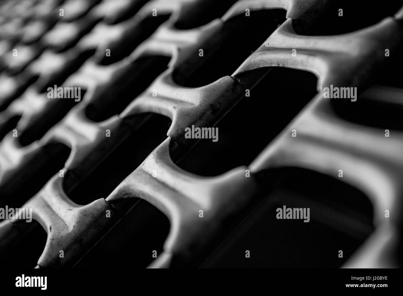 Links in ein Metall Tor Closeup schwarz / weiß Stockfoto