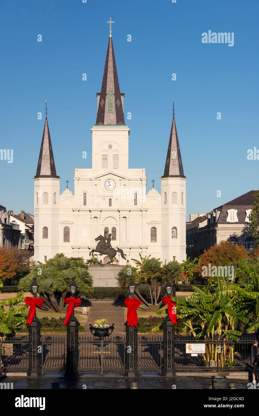 UNS, LA, New Orleans. Morgenlicht auf St. Louis Cathedral in Jackson Square. Andrew Jackson-Statue im Plaza attractions Stockfoto