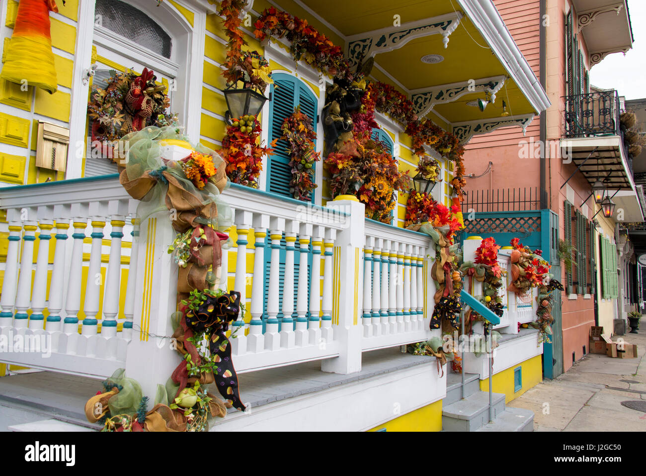 UNS, LA, New Orleans. Herbst Haus Dekor auf kreolischen Cottage im French Quarter Stockfoto
