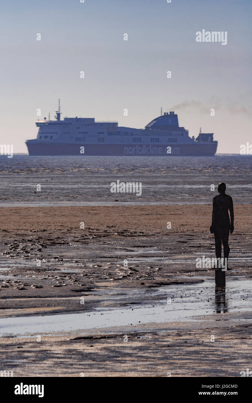 Ein weiterer Ort Antony Gormley Crosby Strand Statue Stockfoto