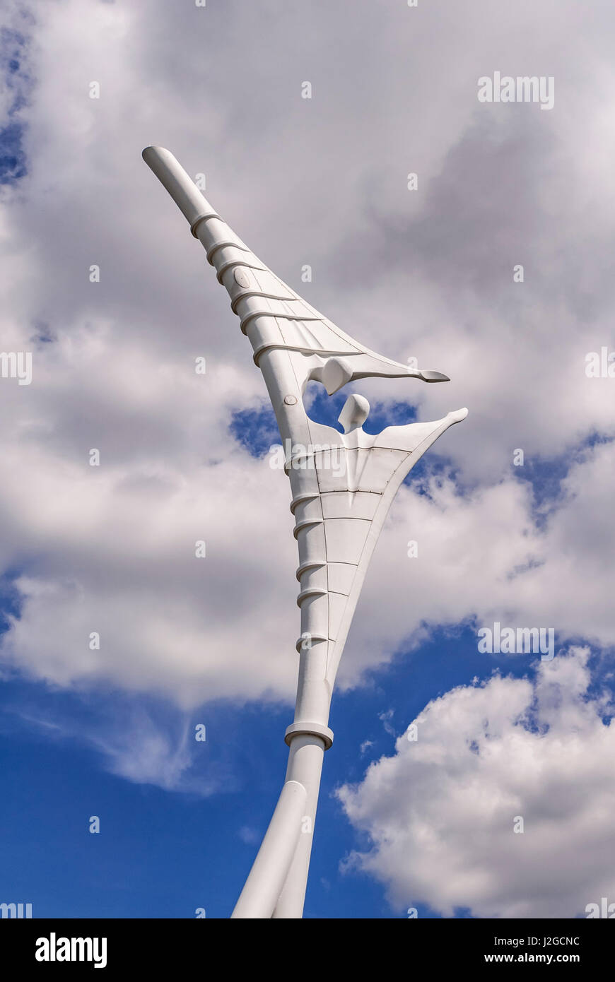 Verzwergung Gateshead Wahrzeichen von mehr als 25 Fuß und die höchste öffentliche Kunstwerke. "Engel des Warrington". Künstler Stephen Broadbent Stockfoto