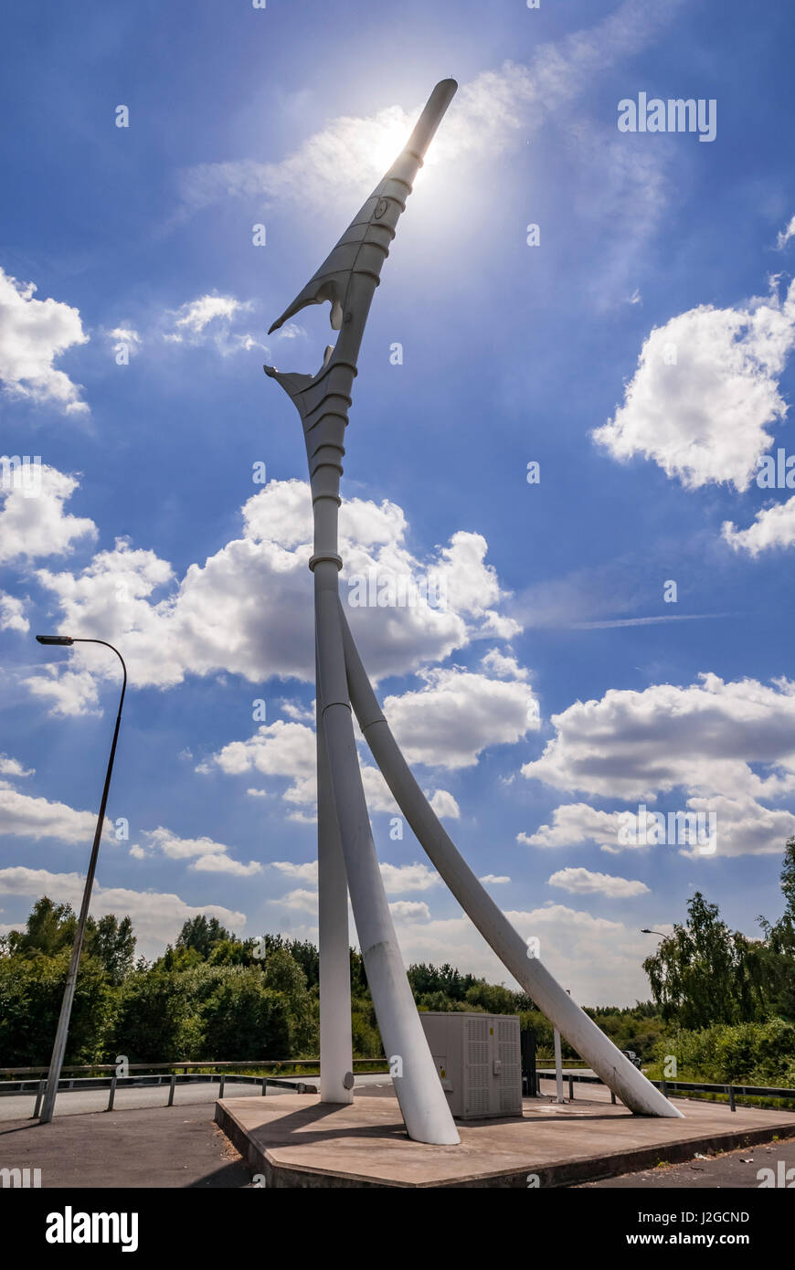 Verzwergung Gateshead Wahrzeichen von mehr als 25 Fuß und die höchste öffentliche Kunstwerke. "Engel des Warrington". Künstler Stephen Broadbent Stockfoto