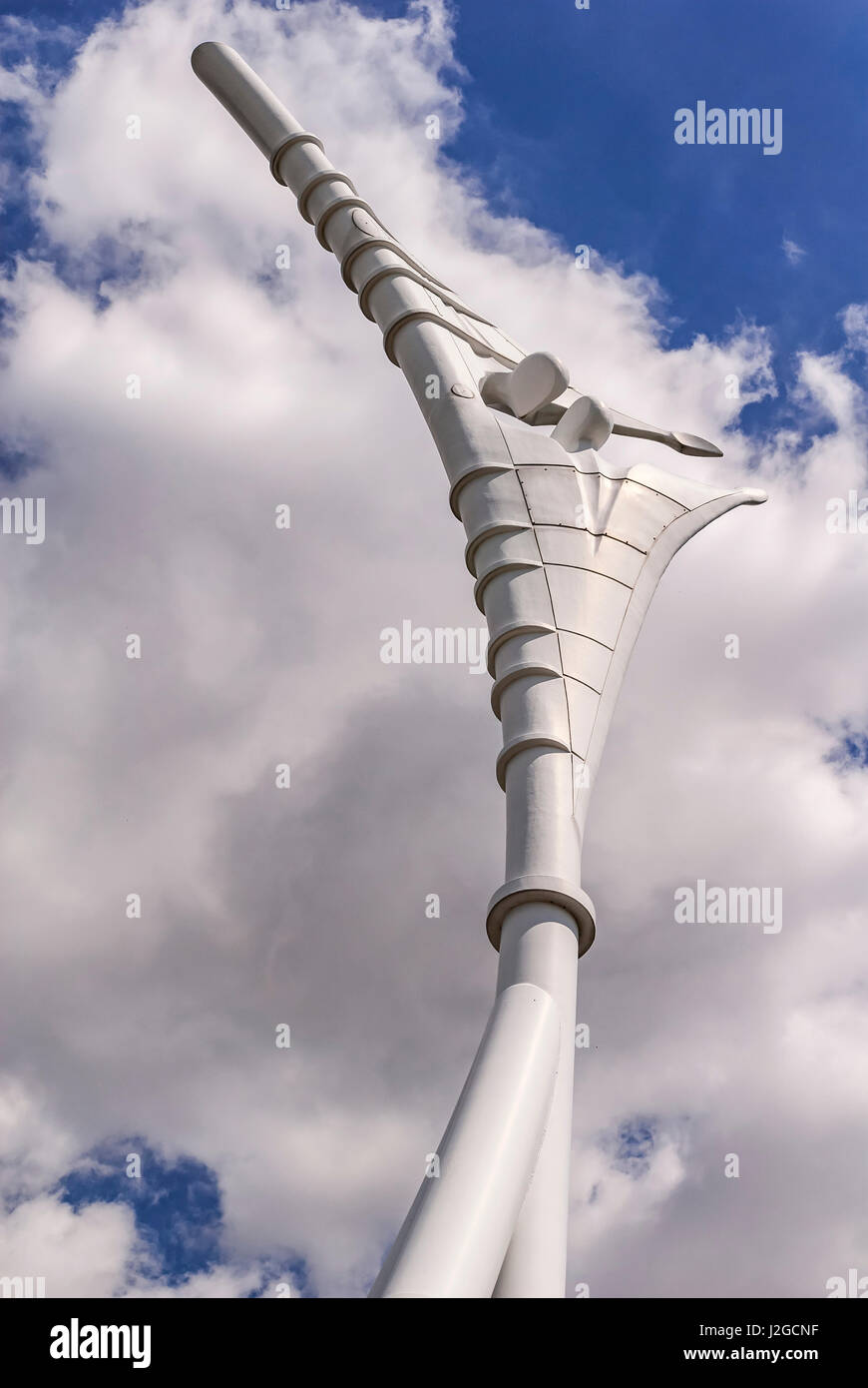 Verzwergung Gateshead Wahrzeichen von mehr als 25 Fuß und die höchste öffentliche Kunstwerke. "Engel des Warrington". Künstler Stephen Broadbent Stockfoto