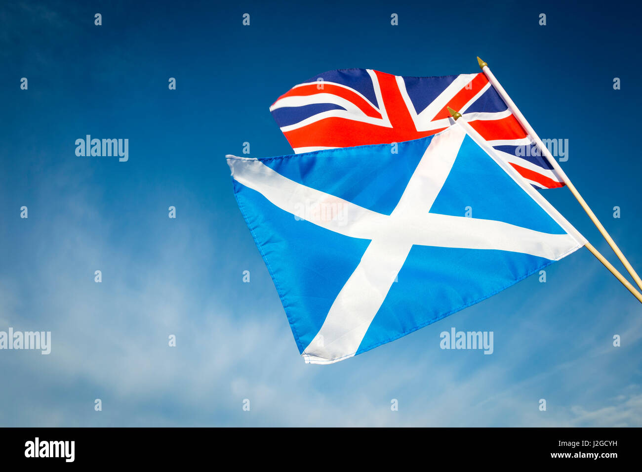 Flagge von Schottland und Großbritannien zusammen in strahlend blauen Himmel fliegen Stockfoto