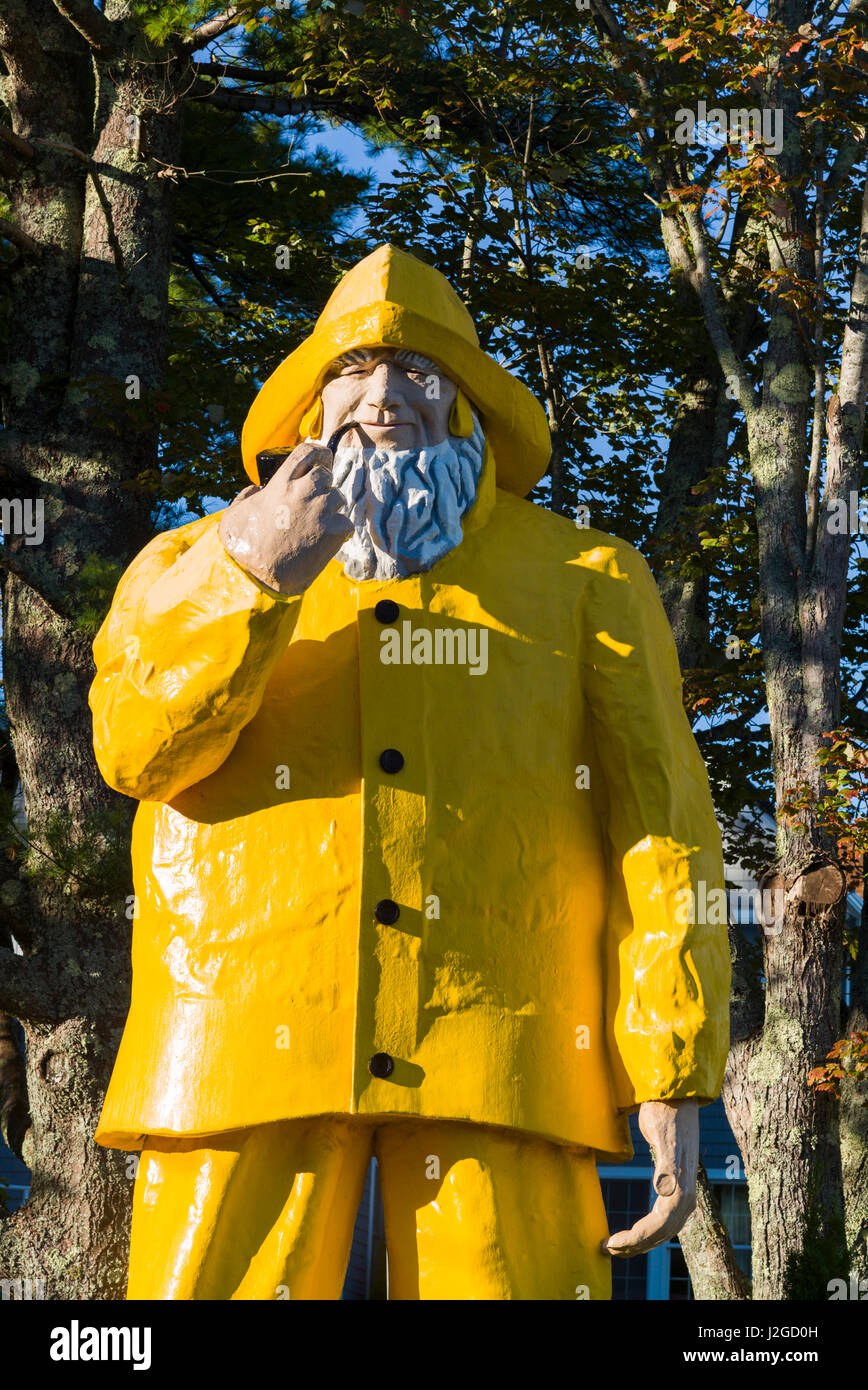 USA, Maine, Boothbay Harbor, hölzerne Statue der Fischer in Oilskins  Regenbekleidung Stockfotografie - Alamy