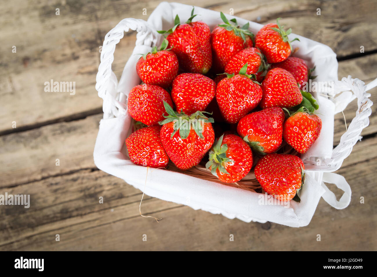 Erdbeere frisch süß auf einem hölzernen Hintergrund Stockfoto