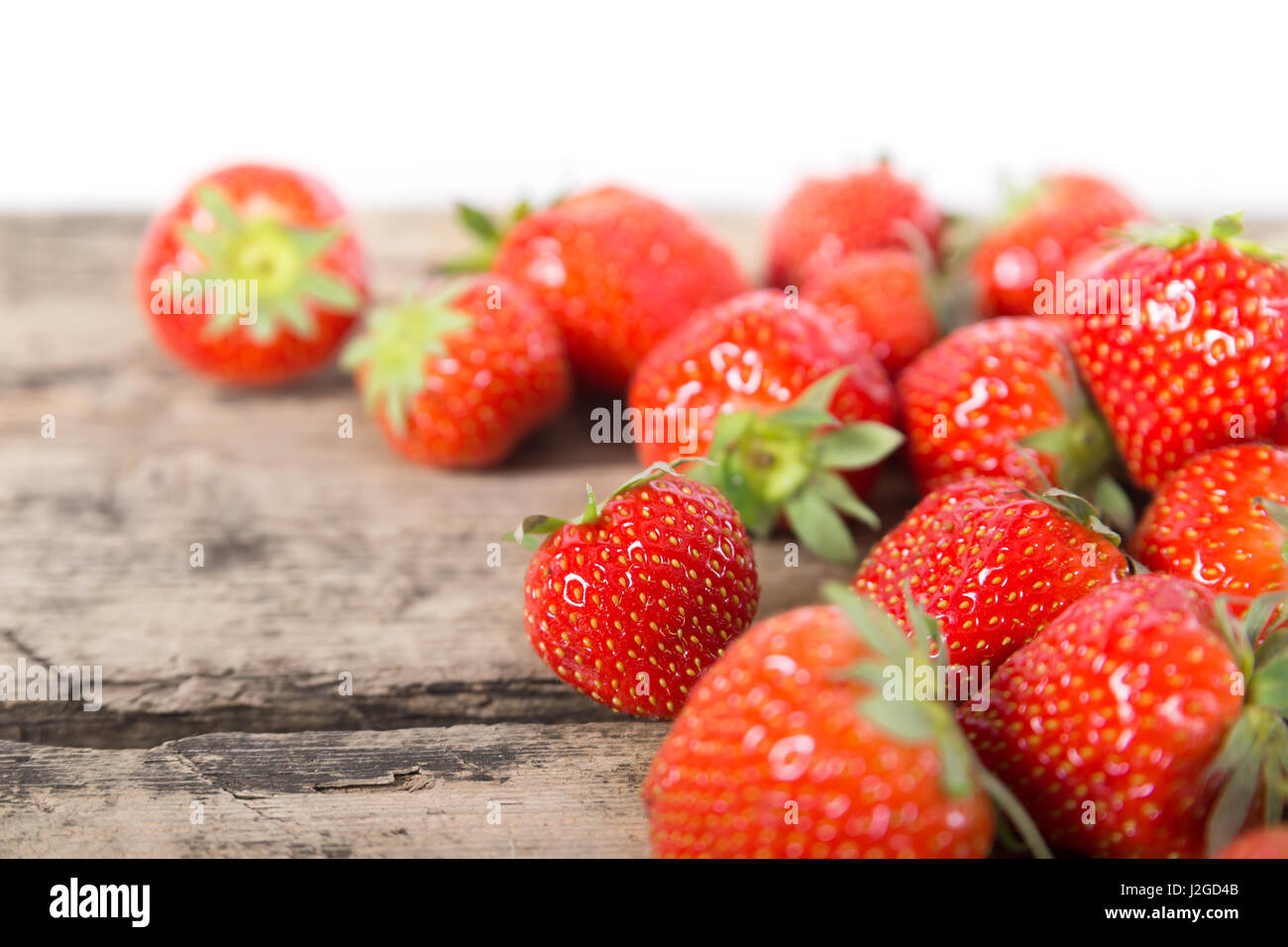 Erdbeere frisch süß auf einem hölzernen Hintergrund Stockfoto