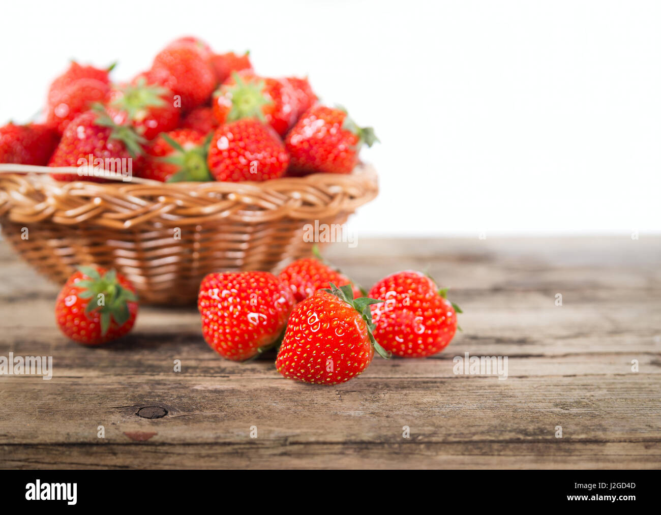 Erdbeere frisch süß auf einem hölzernen Hintergrund Stockfoto