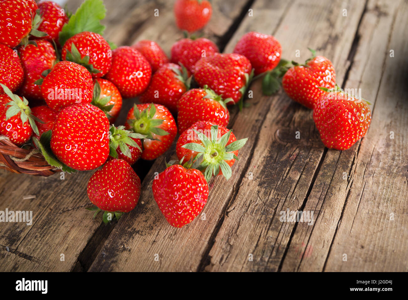 Erdbeere frisch süß auf einem hölzernen Hintergrund Stockfoto