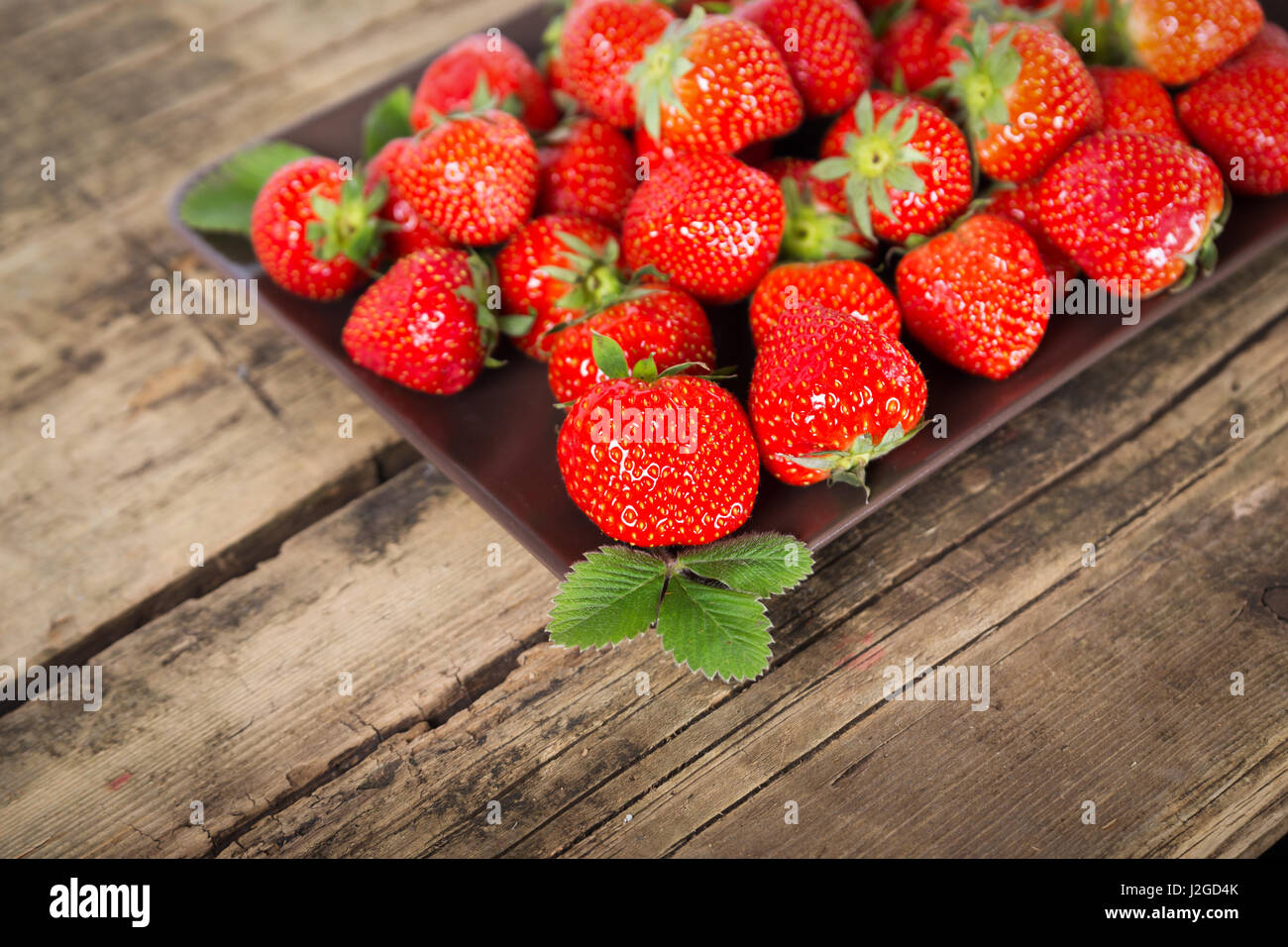 Erdbeere frisch süß auf einem hölzernen Hintergrund Stockfoto