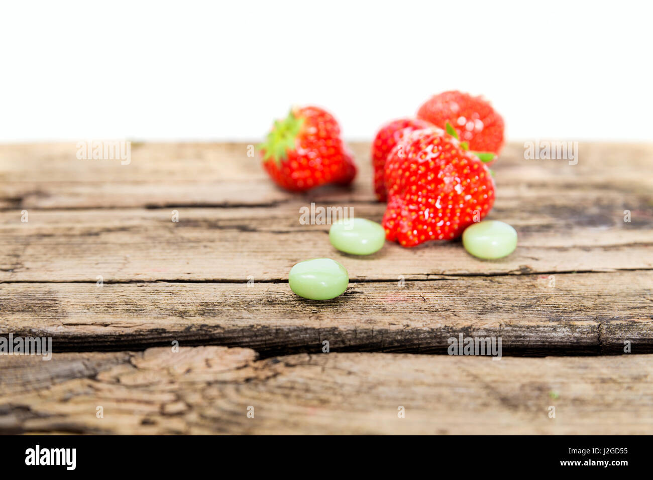 Erdbeere Kaugummi auf einem hölzernen Hintergrund Stockfoto