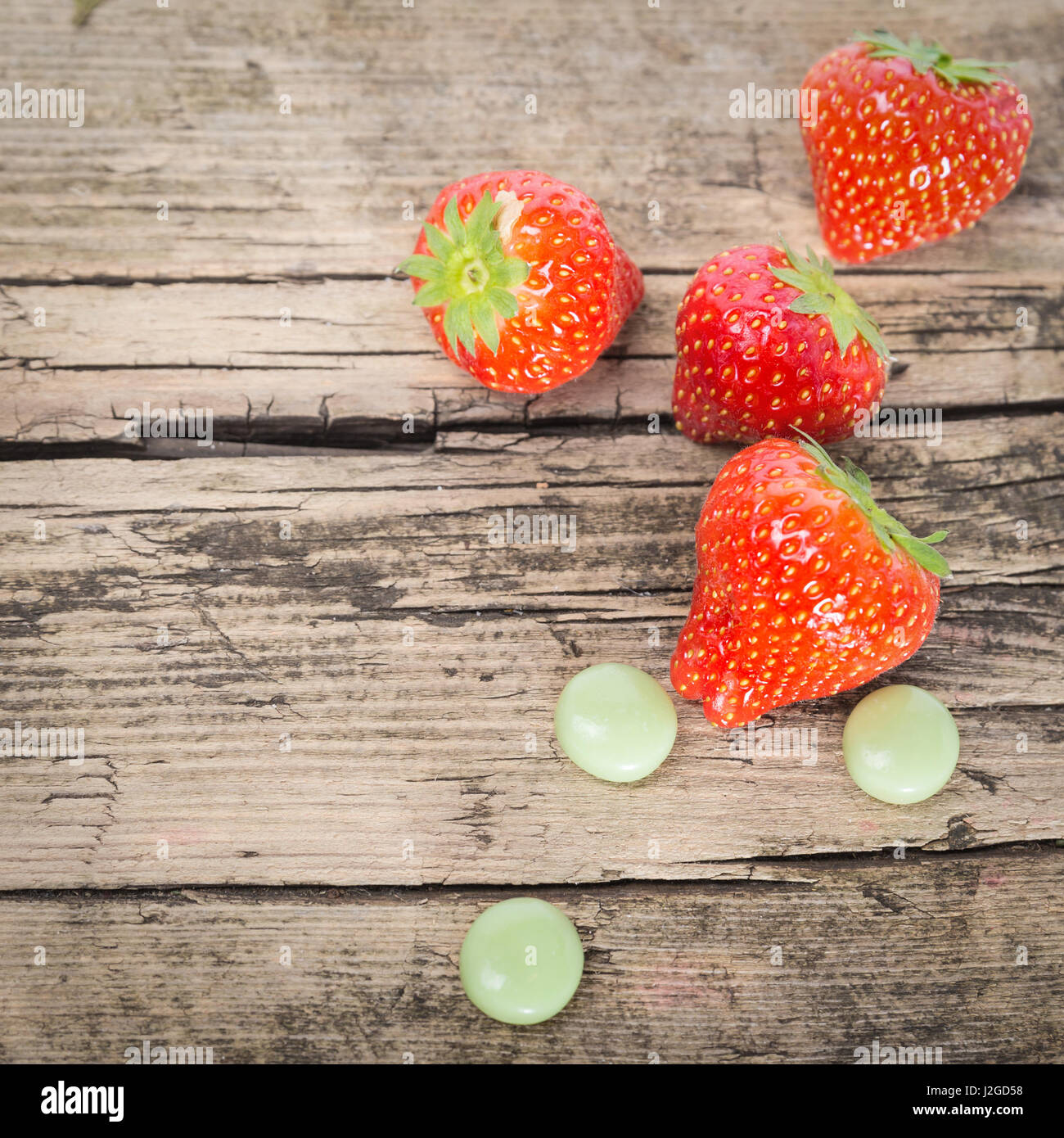 Erdbeere Kaugummi auf einem hölzernen Hintergrund Stockfoto