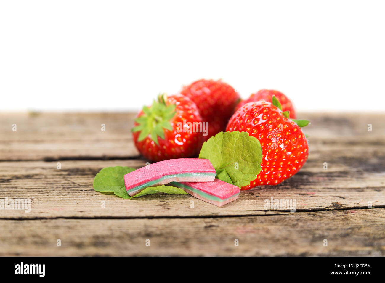 Erdbeere Kaugummi auf einem hölzernen Hintergrund Stockfoto