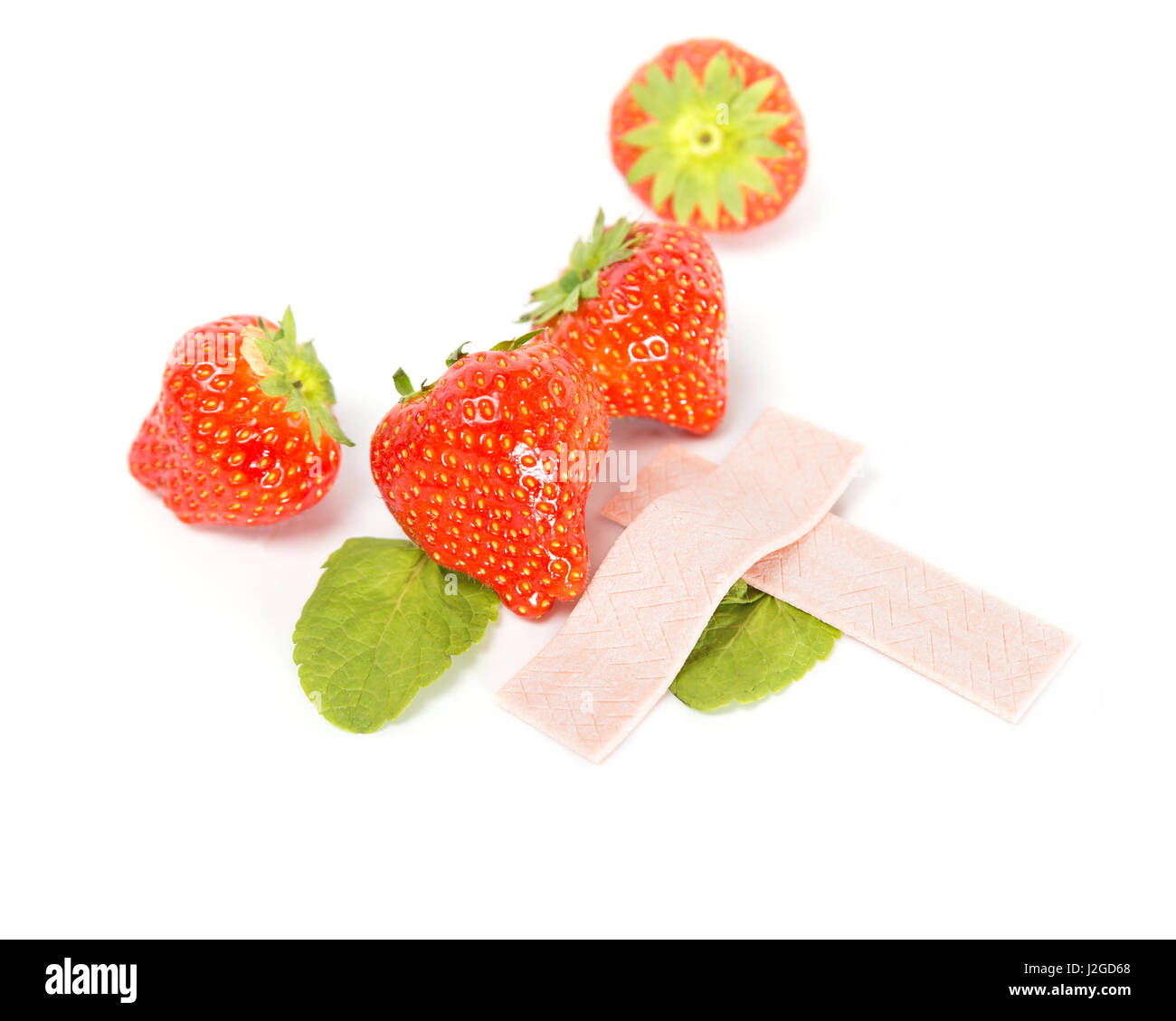 Erdbeere Kaugummi auf weißem Hintergrund Stockfoto