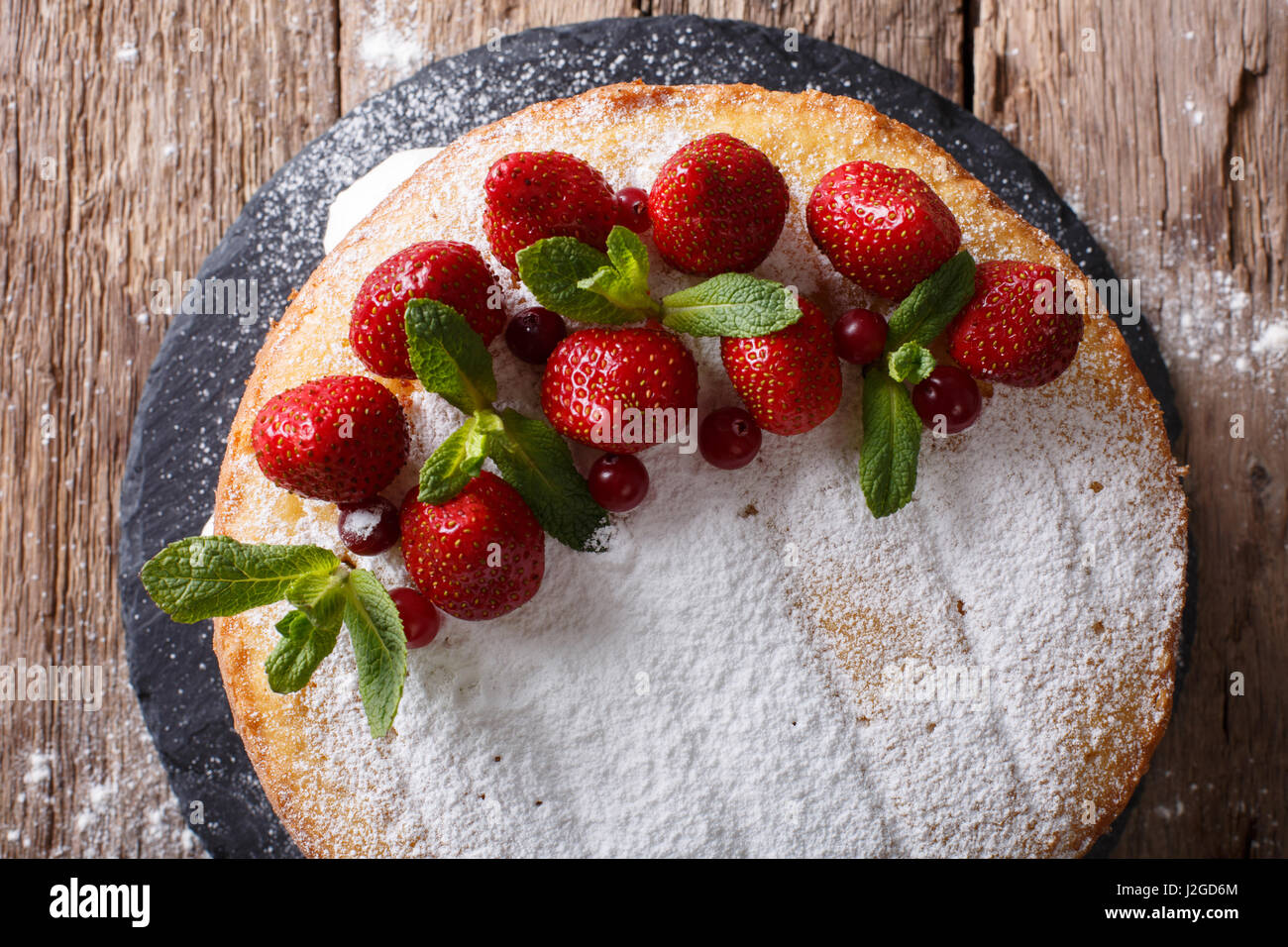 Victoria Sandwich Kuchen mit Erdbeeren und Minze Closeup auf dem Tisch dekoriert. horizontale Ansicht von oben Stockfoto