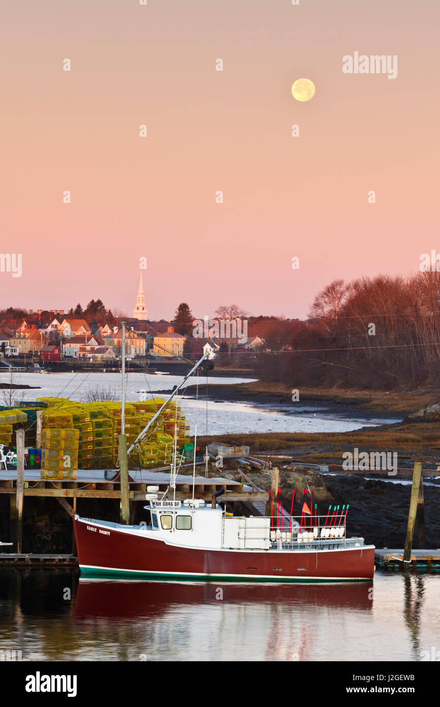 Lobster Boote, die Stadt von Portsmouth und der Mond gesehen von einer Brücke in New Castle, New Hampshire. Stockfoto