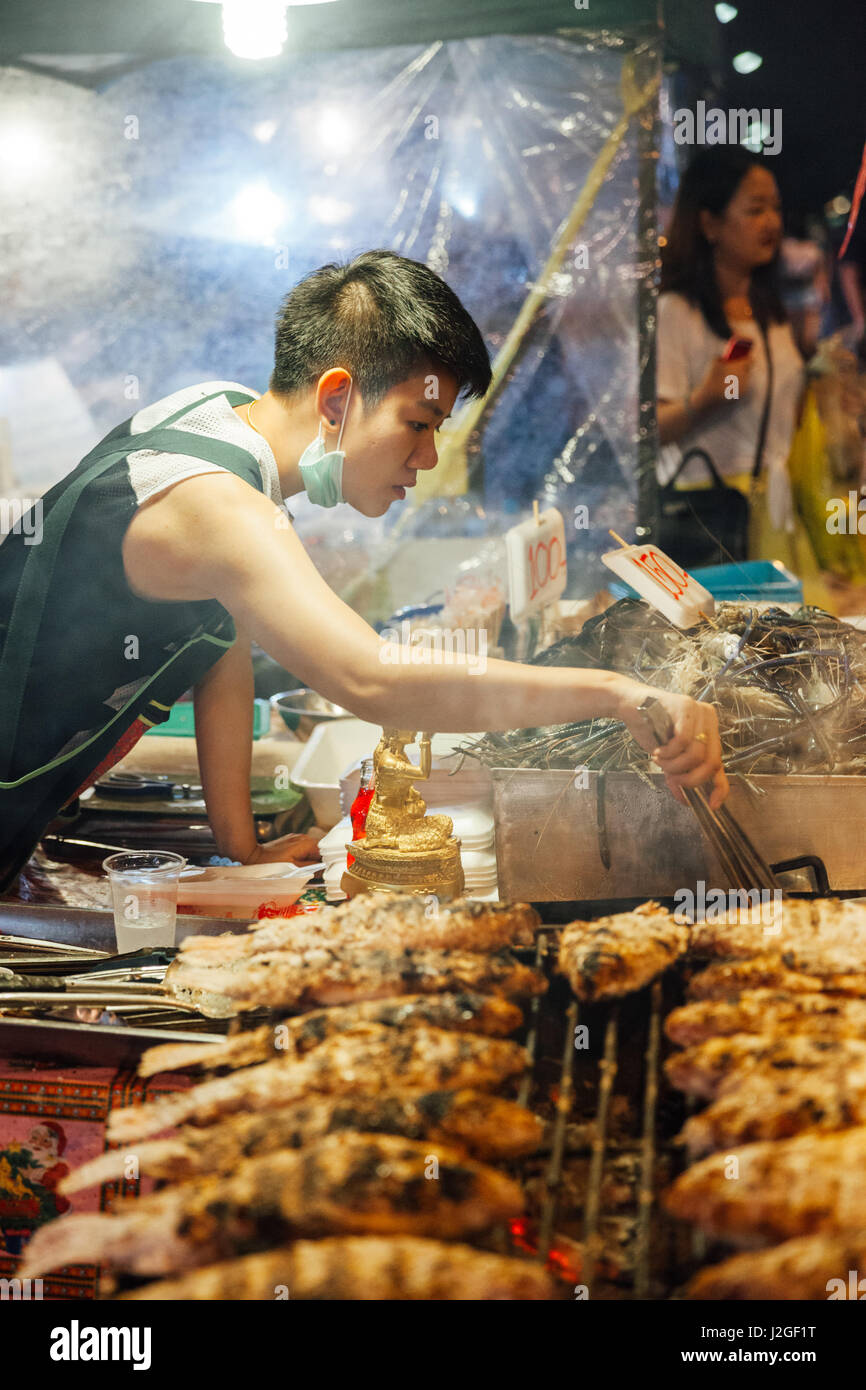 CHIANG MAI, THAILAND - 27 AUGUST: Food Vendor kocht Fisch und Meeresfrüchte am Samstag Nachtmarkt (Walking Street) am 27. August 2016 in Chiang Mai, T Stockfoto