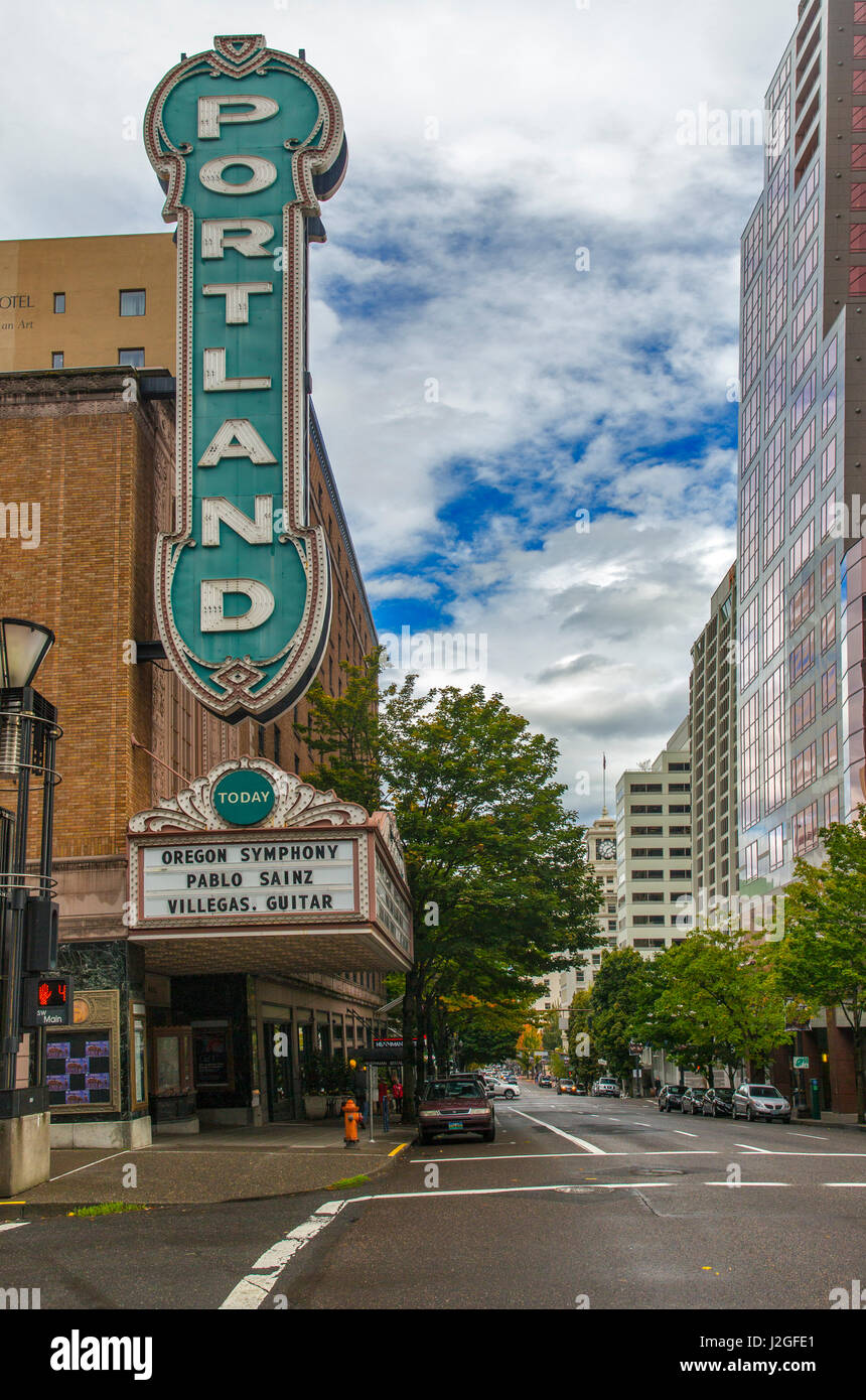 Portland-Schild über der Arlene Schnitzer Concert Hall am Broadway Street in der Innenstadt von Portland, Oregon, USA Stockfoto