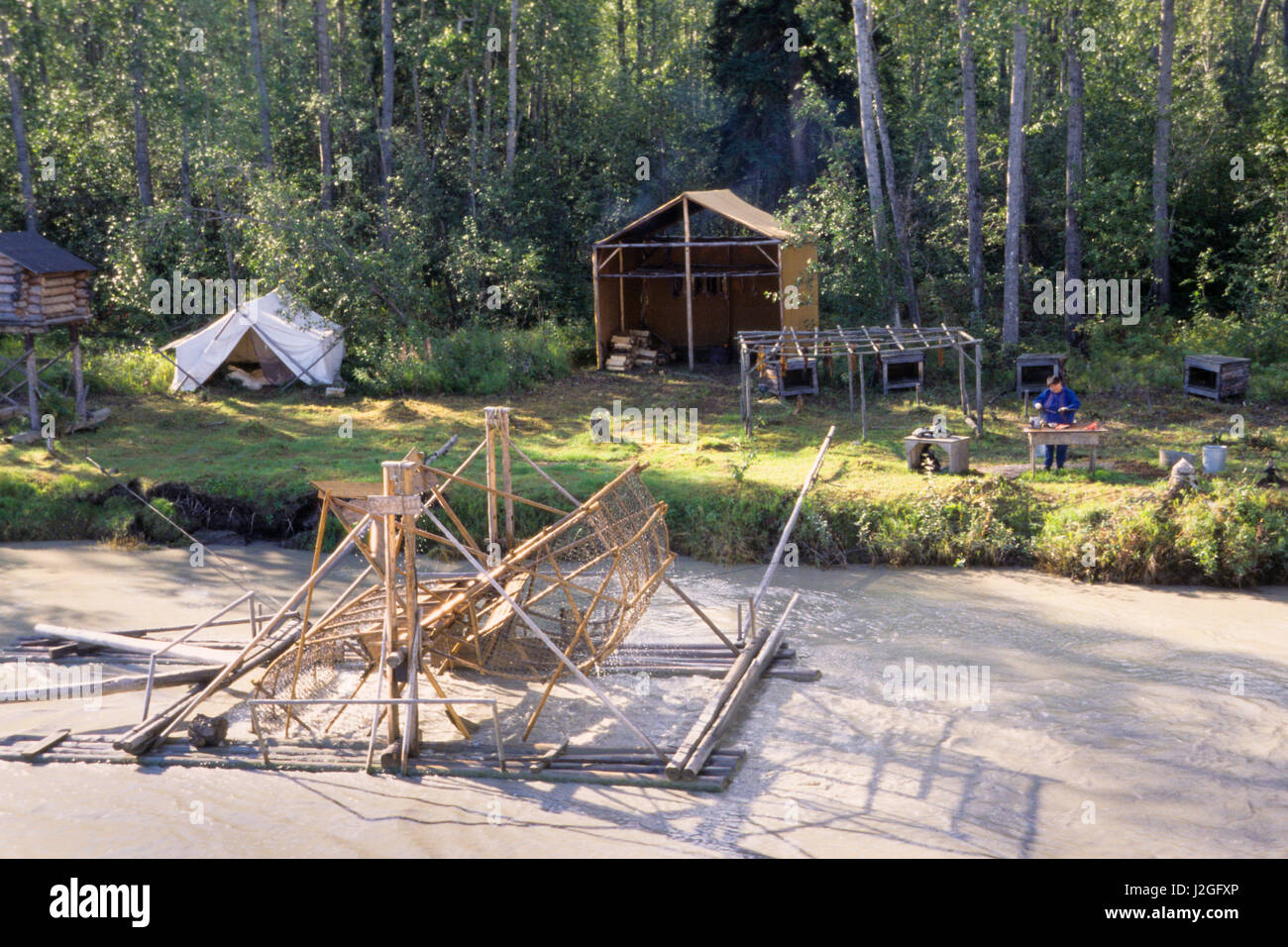 Moderne Fischfalle am Fluss neben einem traditionellen Rauch Haus von Athabaskan Indianer auf dem Chena River Indian Village in der Nähe von Fairbanks Alaska verwendet Stockfoto