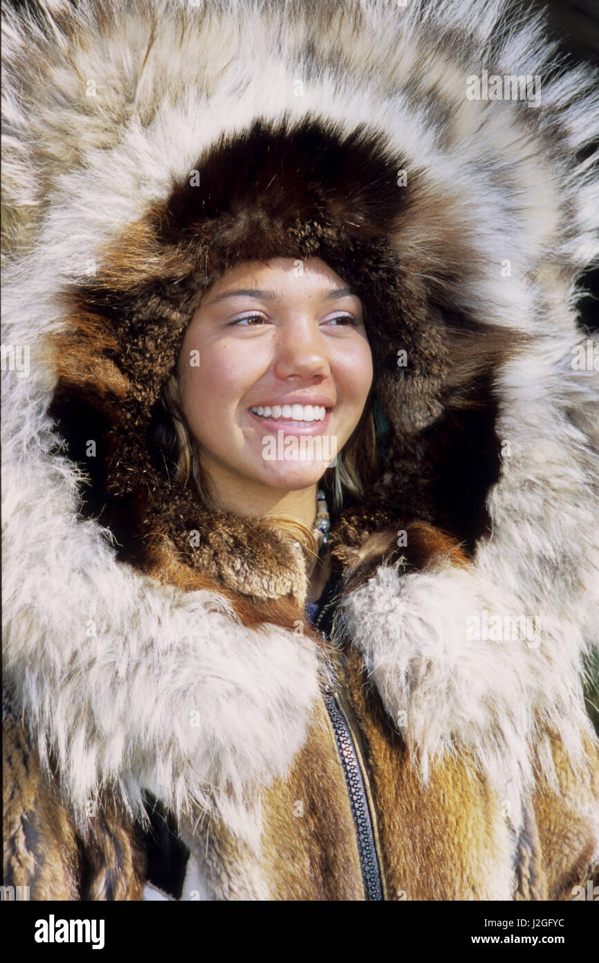 Athapaskische Teenager-Mädchen tragen traditionelle Tierfell Parka mit Kapuze gemacht von Biber und Wolf Skins, Fairbanks, Alaska Stockfoto