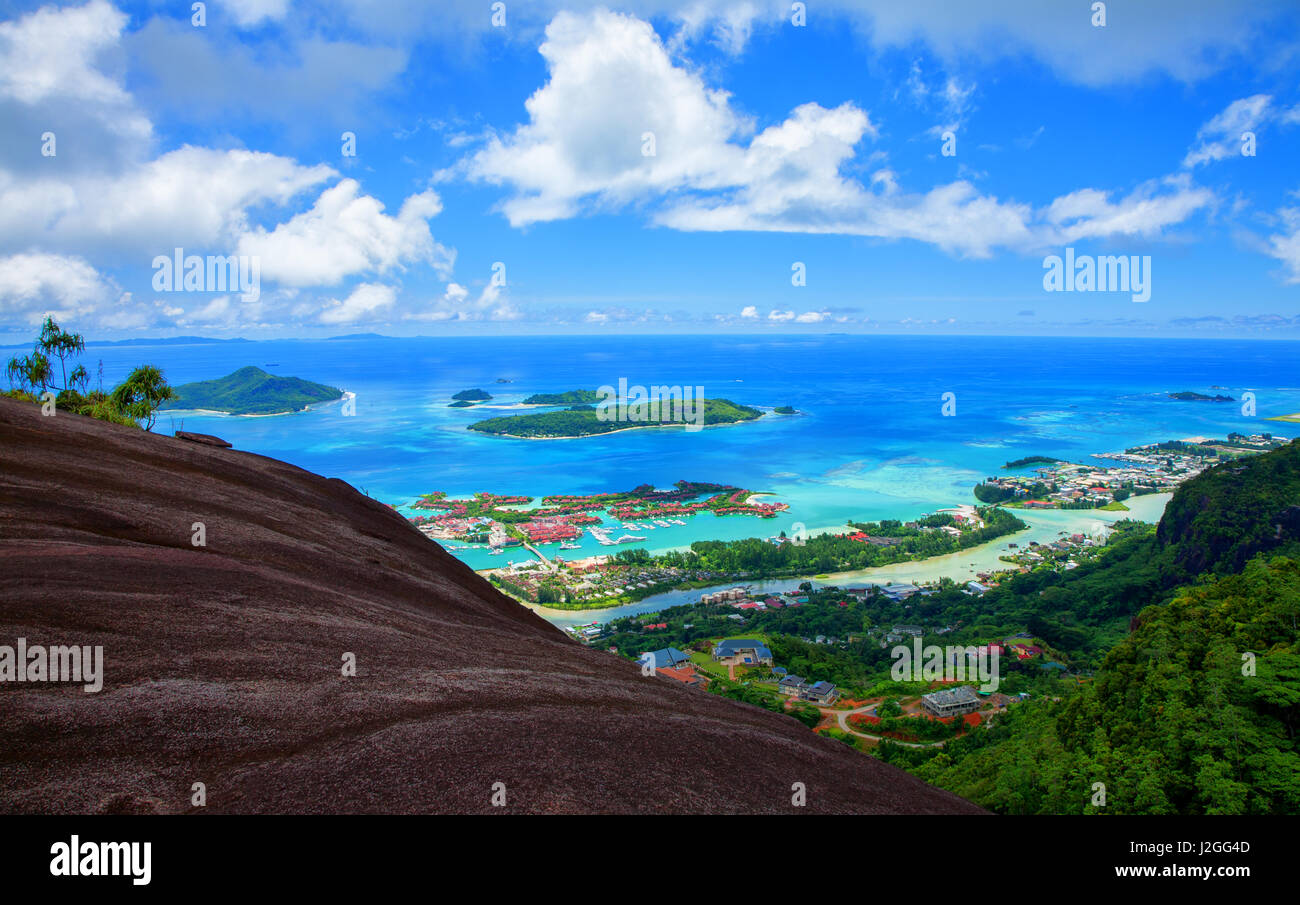 Insel Mahé mit Sainte Anne Marine National Park, Republik der Seychellen. Die Hauptstadt Victoria mit Insel Eden im Vordergrund. Sainte Anne Marin Stockfoto