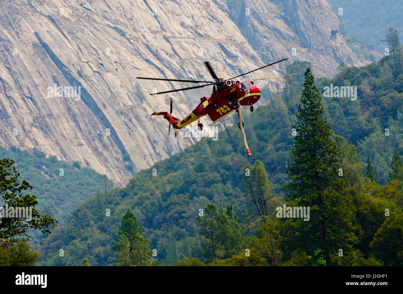 USA, California, El Portal, S-64 Skycrane Hubschrauber nehmen Wasser aus Merced River gegen Waldbrand Stockfoto