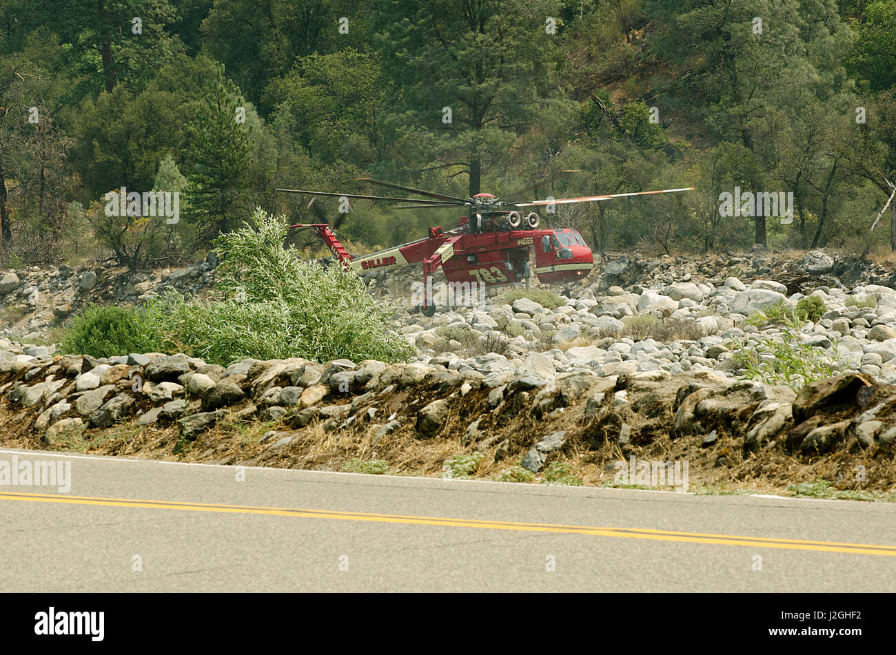 USA, California, El Portal, S-64 Skycrane Hubschrauber nehmen Wasser aus Merced River gegen Waldbrand Stockfoto