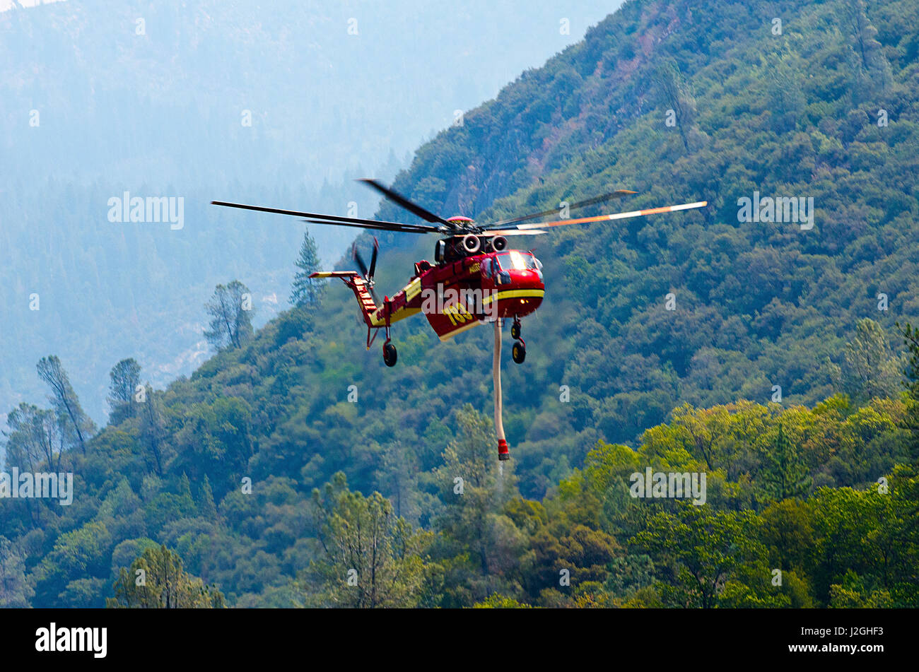 USA, California, El Portal, S-64 Skycrane Hubschrauber nehmen Wasser aus Merced River gegen Waldbrand Stockfoto