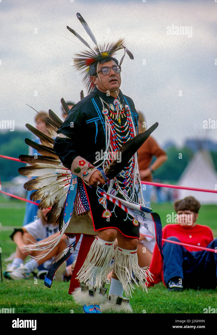 Gebürtige amerikanischer Stammes-Tänzer führt während der Smithsonian National Folk Life Festival auf der National Mall, Washington DC., 25. Juni 1995.  Foto: Mark Reinstein Stockfoto