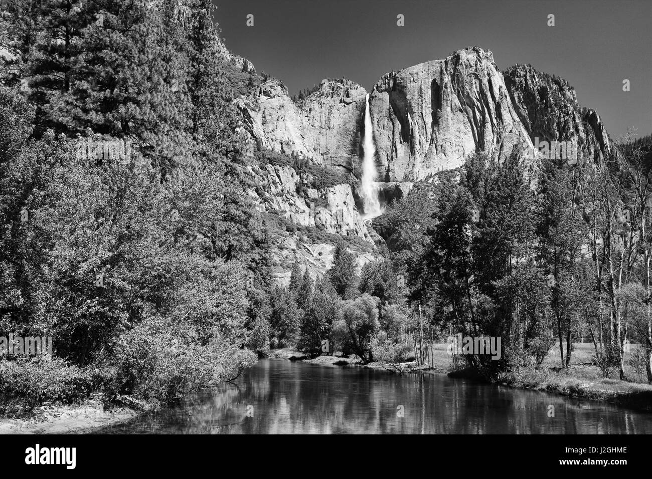 USA, California, Yosemite-Nationalpark. Yosemite Falls spiegelt sich in den Merced River. Kredit als: Dennis Flaherty / Jaynes Galerie / DanitaDelimont.com Stockfoto