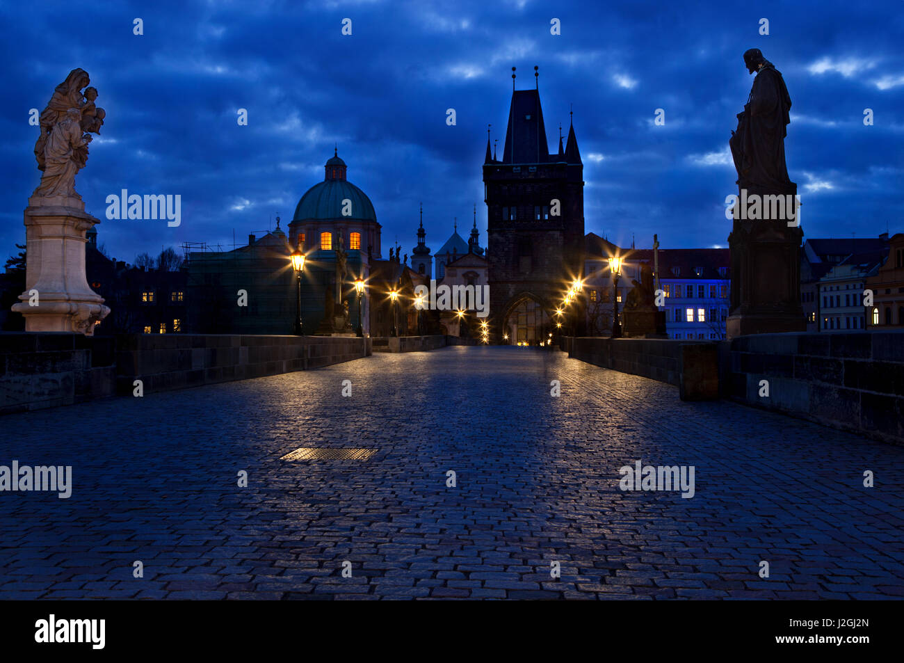 Karlsbrücke vor der Morgendämmerung. Herbsthimmel Stockfoto