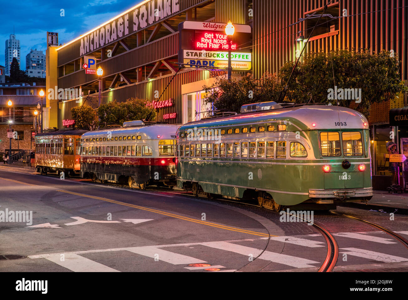 Historische Straßenbahnen Line-up in Fishermans Wharf in San Francisco, Kalifornien, USA (großformatige Größen erhältlich) Stockfoto