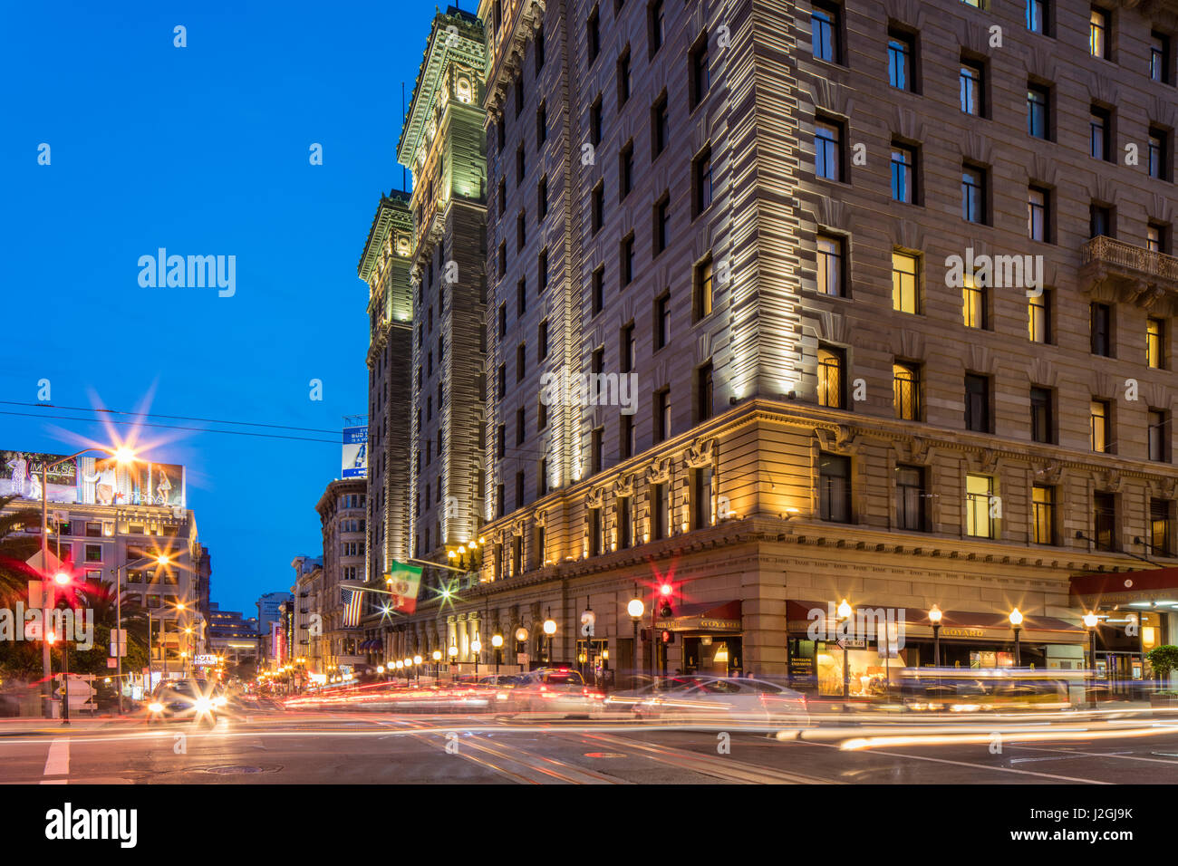 Westin St. Francis Hotel Powell und Geary Street in der Abenddämmerung in San Francisco, Kalifornien, USA (großformatige Größen erhältlich) Stockfoto