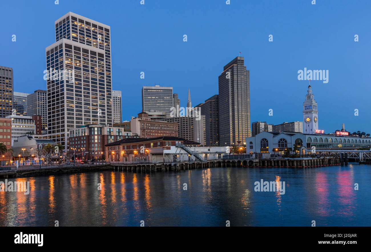 Blick auf die Skyline der Stadt vom Pier 2 in San Francisco, Kalifornien, USA (großformatige Größen erhältlich) Stockfoto