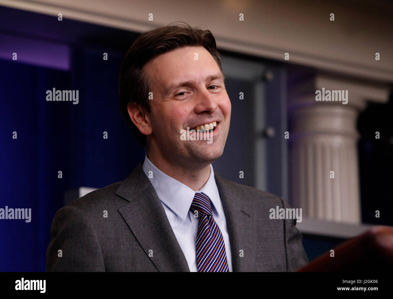 Josh Earnest, antwortet auf Fragen in einem weißen Haus Pressegespräch Pressesprecher des weißen Hauses. Stockfoto