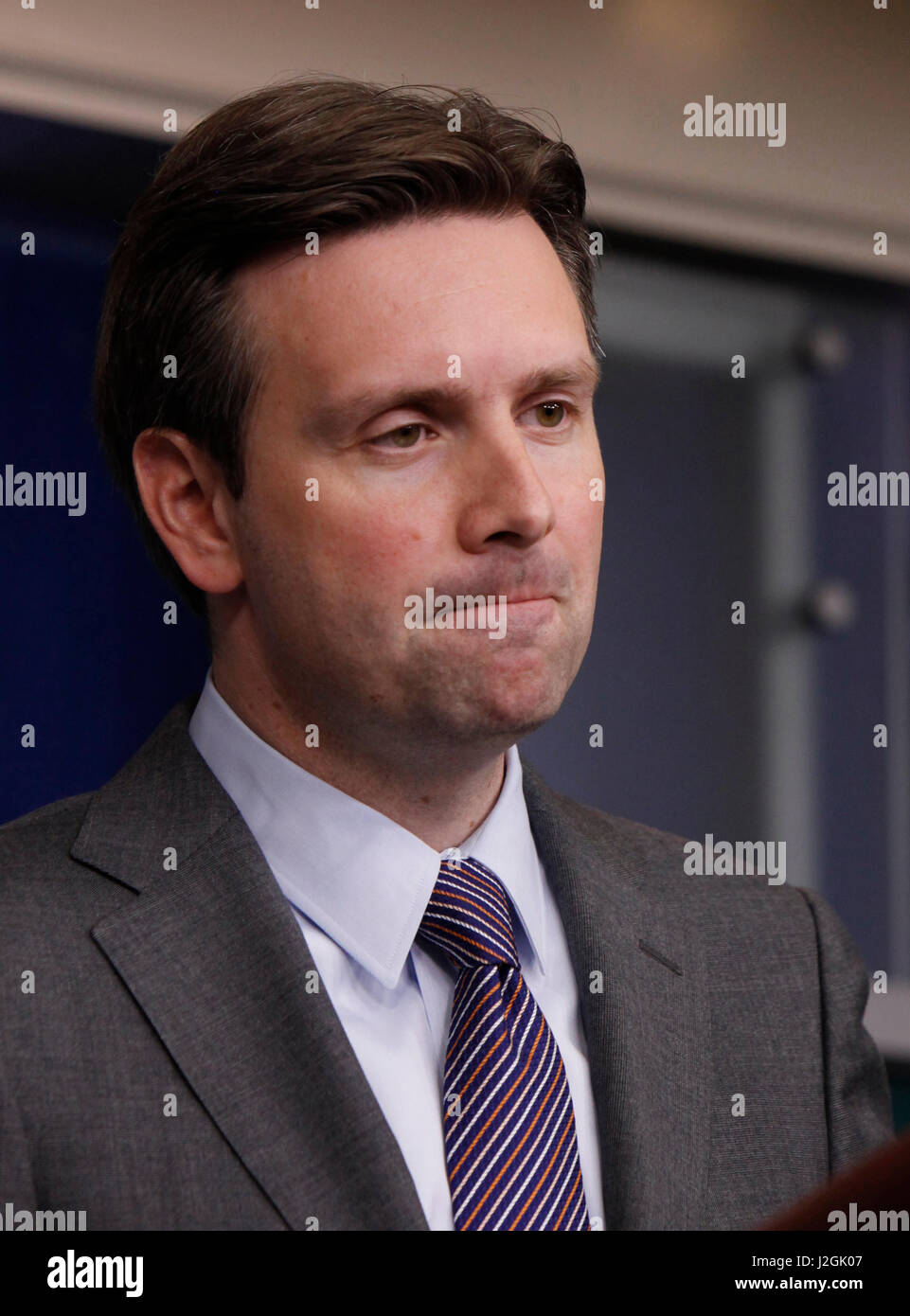 Josh Earnest, antwortet auf Fragen in einem weißen Haus Pressegespräch Pressesprecher des weißen Hauses. Stockfoto