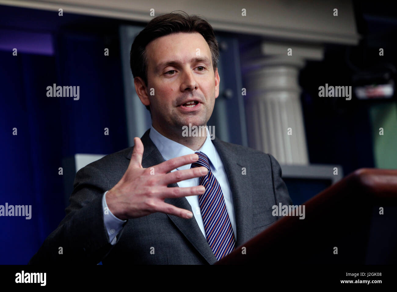 Josh Earnest, antwortet auf Fragen in einem weißen Haus Pressegespräch Pressesprecher des weißen Hauses. Stockfoto