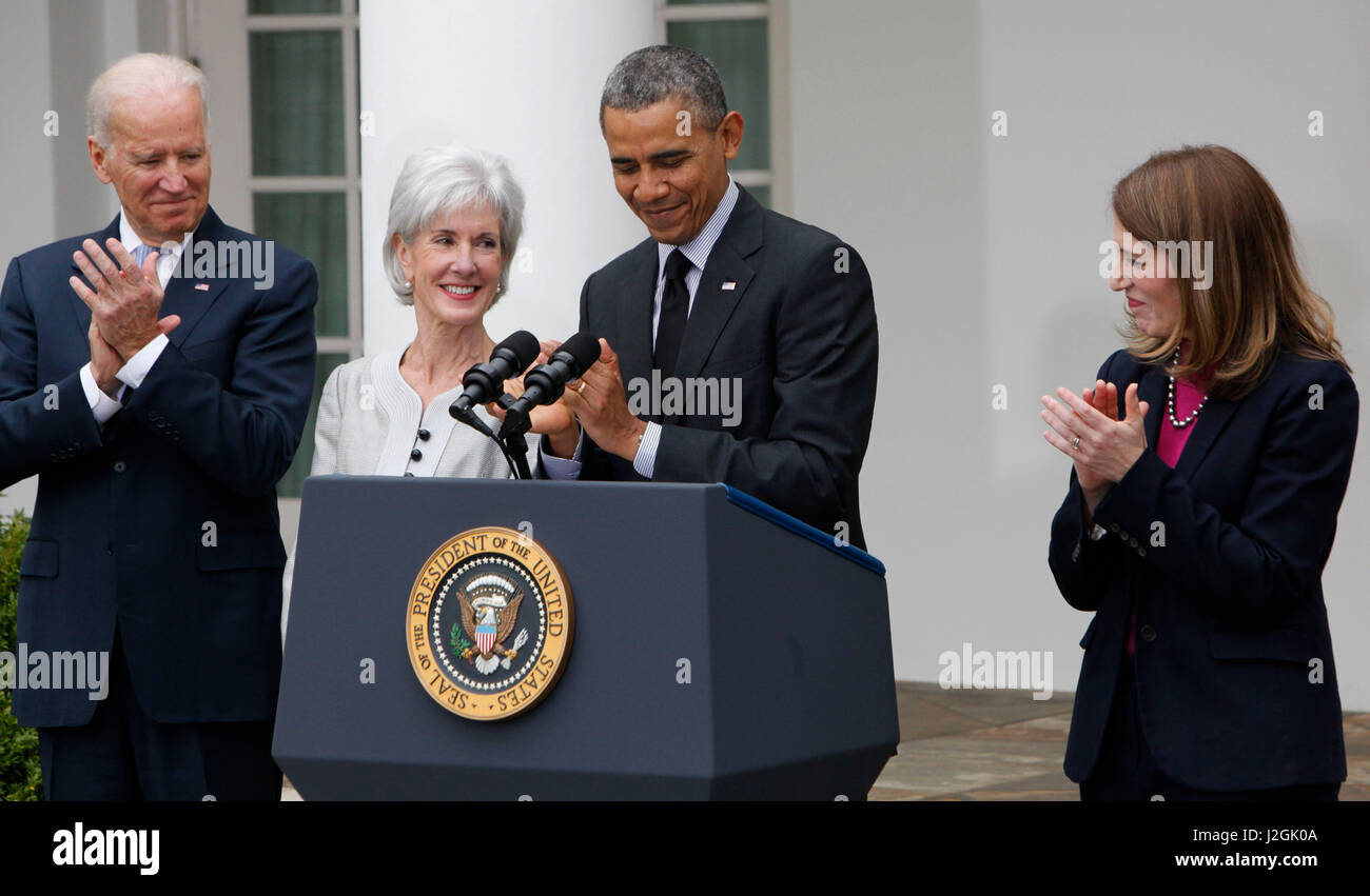 Präsident Barack Obama danken Kathleen Sebelius und Sylvia Mathews Burwell, eingehende Sekretär des Department of Health And Human Services begrüßen. Links von Präsident Obama, Secretary Kathleen Sebelius und zu seiner rechten, Sylvia Mathews Burwell Stockfoto