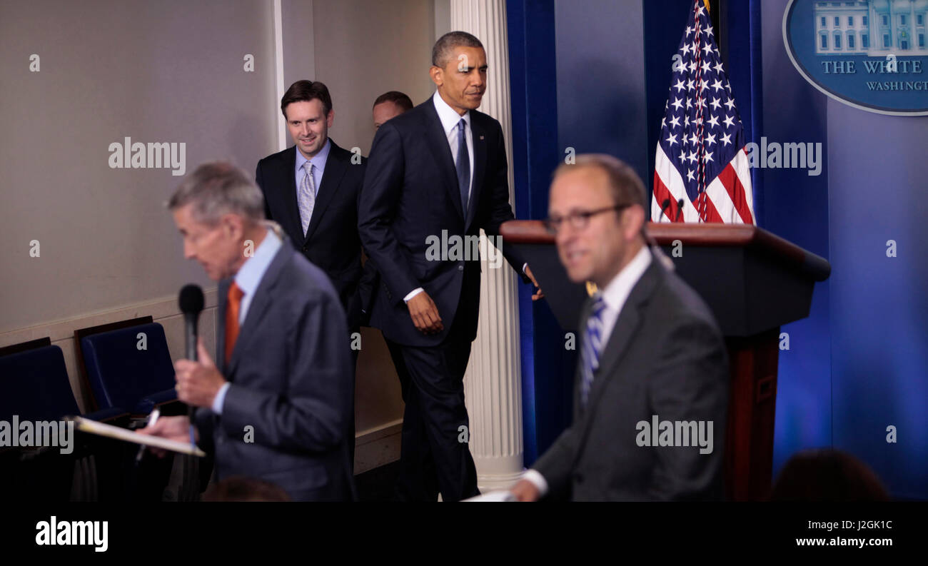 Als TV-Reporter beenden ihre Einführungen, Wanderungen von Präsident Barack Obama ins Weiße Haus briefing Raum machen eine Erklärung zum 31. Juli 2014 Foto von Stockfoto