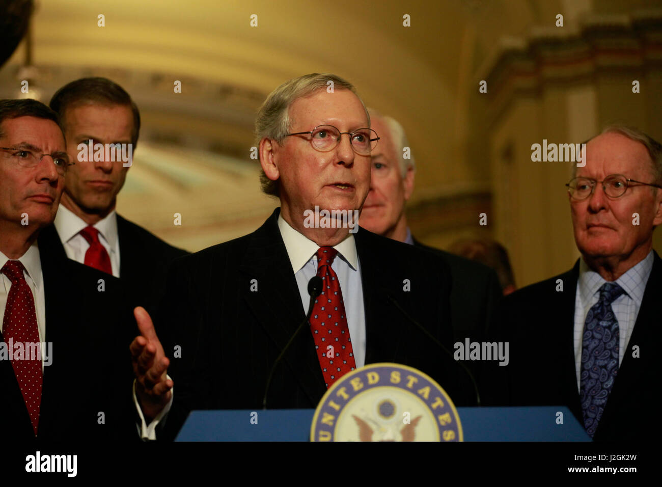 Mitch McConnell von Kentucky, spricht Mehrheitsführer im Senat zu Reportern nach einem Senat republikanischen Mittagessen am 8. Dezember 2015 Stockfoto