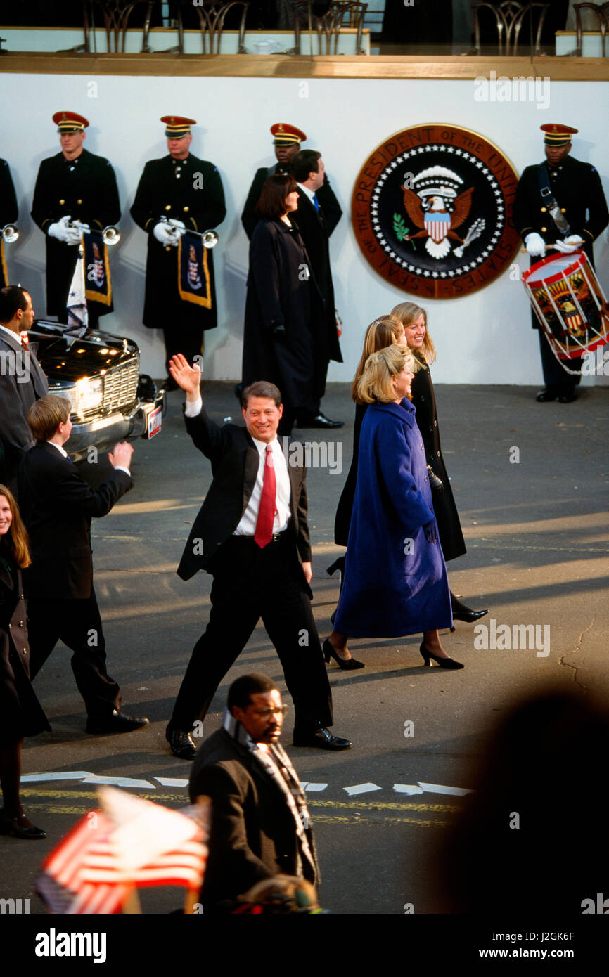 Vizepräsident Al Gore Wellen um die Massen an der Pennsylvania Avenue während der zweiten Amtseinführung von Clinton und Gore auf Januar 20,1997 Stockfoto