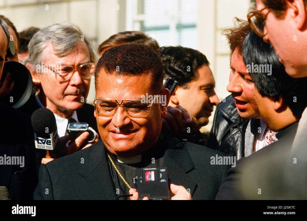 Kardinal Miguel Obando y Bravo verhört durch die Presse. Stockfoto