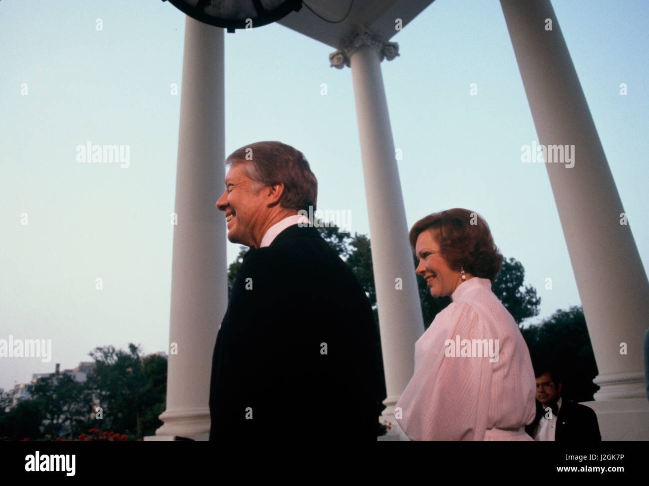 Jimmy und Rosalyn Carter auf dem nördlichen Portikus warten darauf, begrüßen die Gäste, (Staatschefs der NATO) zu einem Zustand-Abendessen Stockfoto