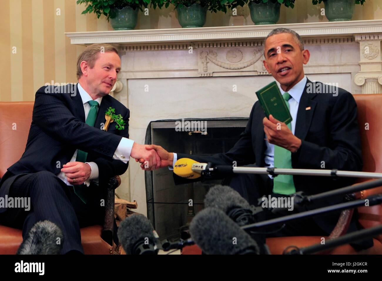 Präsident Obama und der Vize-Präsident Treffen mit Premierminister (Taoiseach) Enda Kenny von Irland im Oval Office. Präsident Obama hält ein Buch von Yates, ein Geschenk des Ministerpräsidenten. Washington DC Stockfoto
