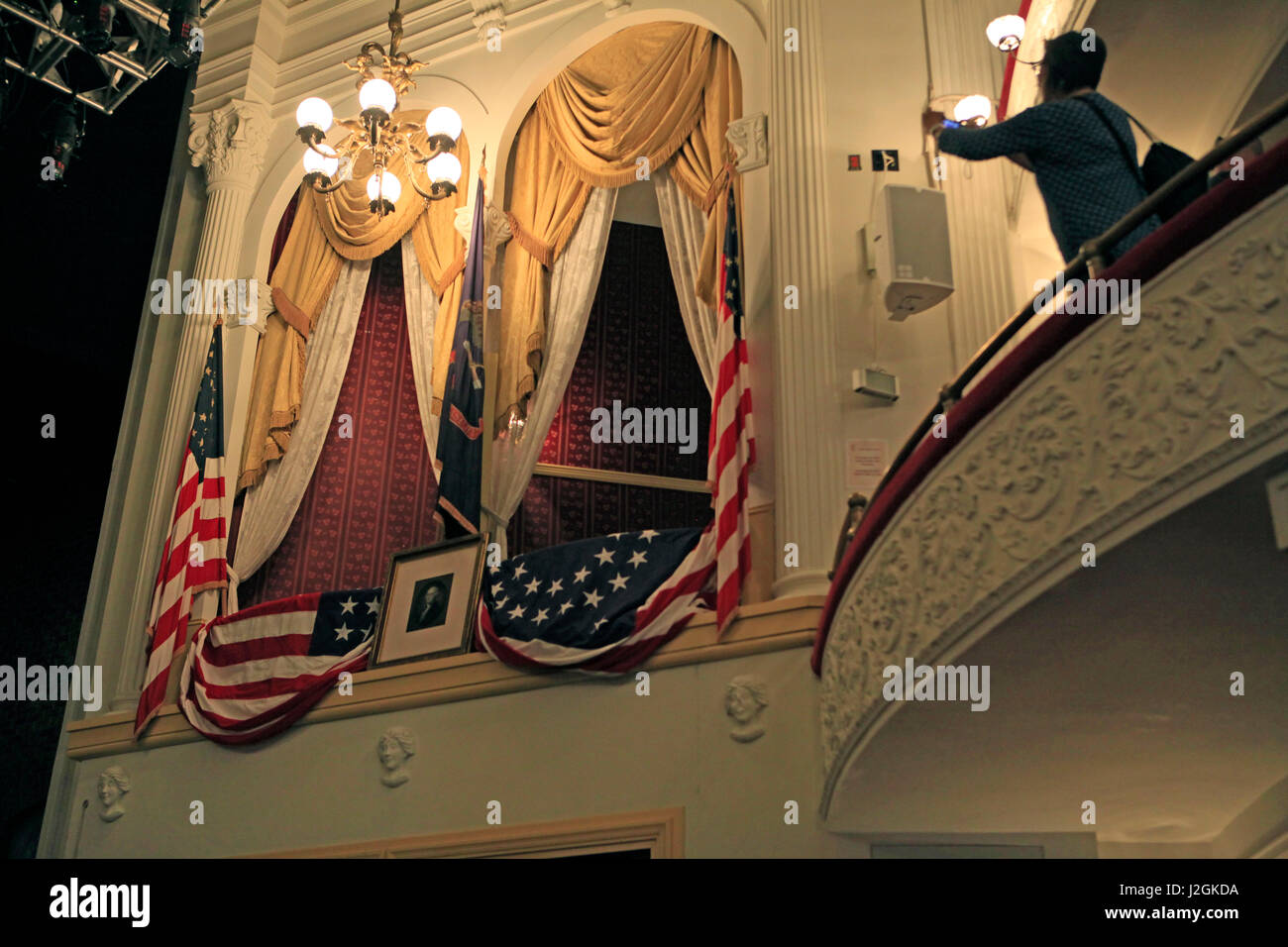 Touristen fotografieren die Präsidentenloge, wo John Wilkes Booth Präsident Lincoln im Ford-Theater in Washington, DC erschossen Stockfoto