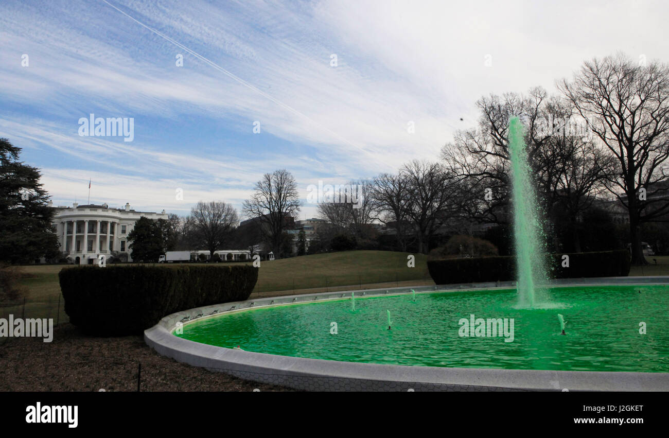 Für St. Patricks Day wurde das Wasser des Brunnens auf dem South Lawn des weißen Hauses ein grüner Farbstoff hinzugefügt. Stockfoto